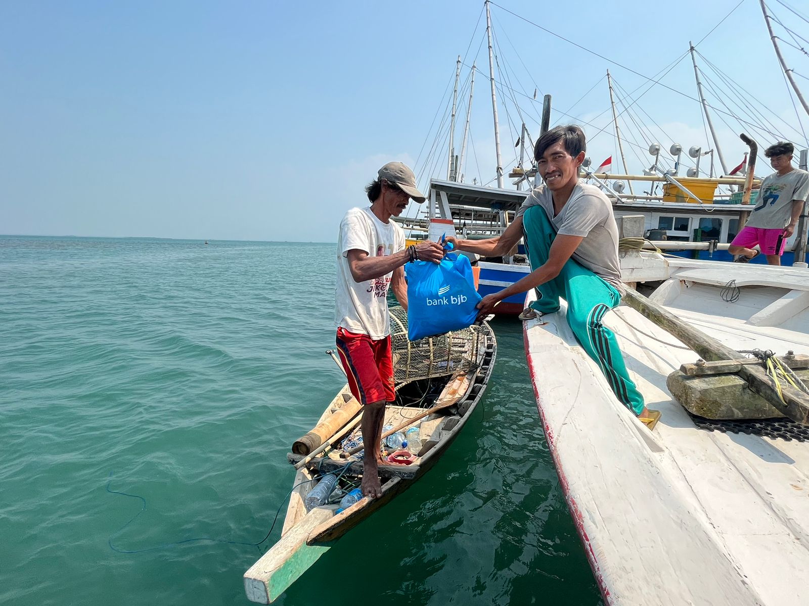 bank bjb Bersama Jurnalis Peduli Salurkan 100 Paket Sembako di Pulau Panjang