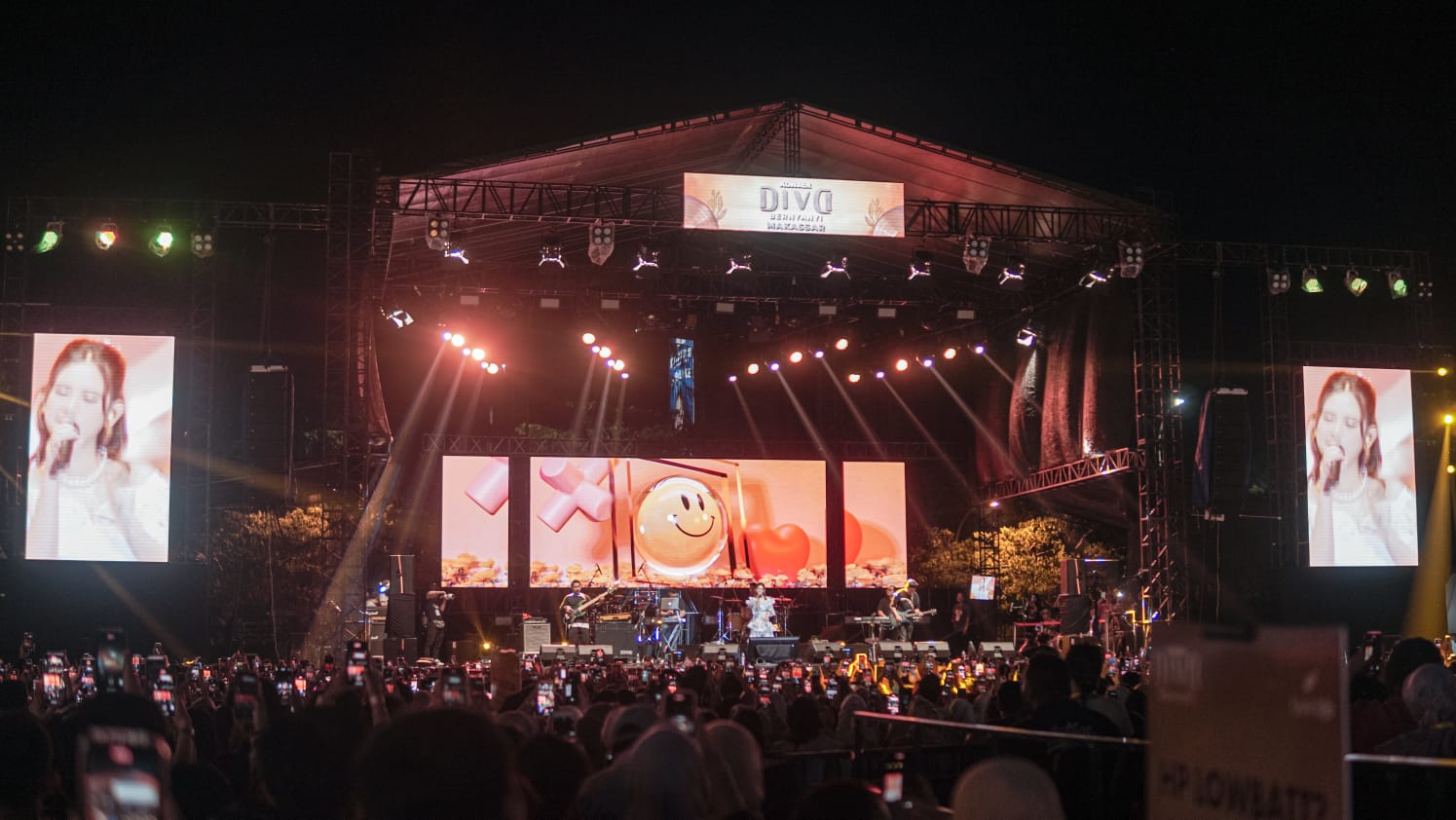 Konser Diva Bernyanyi di Makassar Berlangsung Meriah